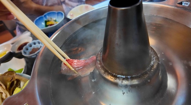 特製のしゃぶしゃぶ鍋に金目鯛をしゃぶしゃぶ