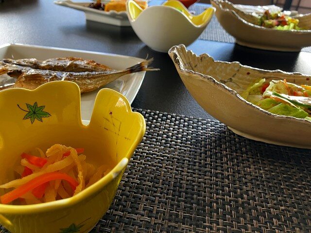 金目鯛のおいしい宿磯膳まえだ苑の朝食に並ぶ漬物と小鉢料理