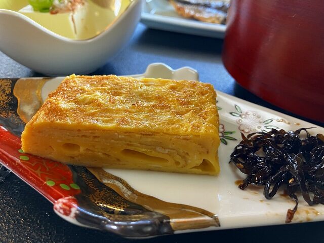 金目鯛のおいしい宿磯膳まえだ苑の朝食に並ぶふんわり厚焼き玉子