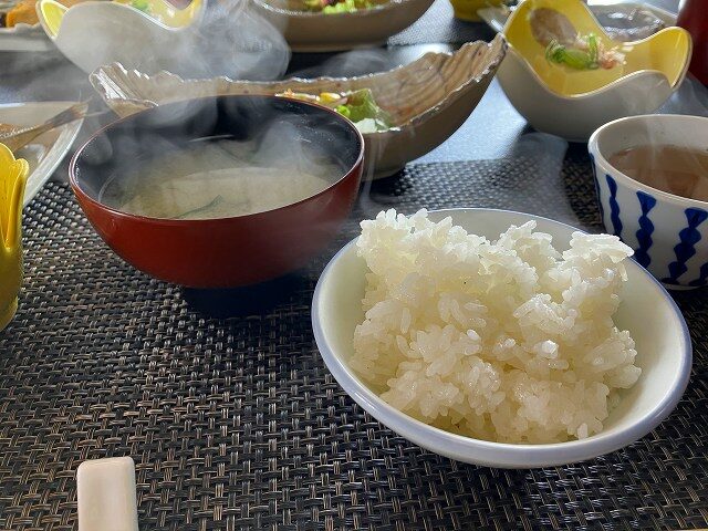 金目鯛のおいしい宿磯膳まえだ苑の炊きたてご飯と味噌汁