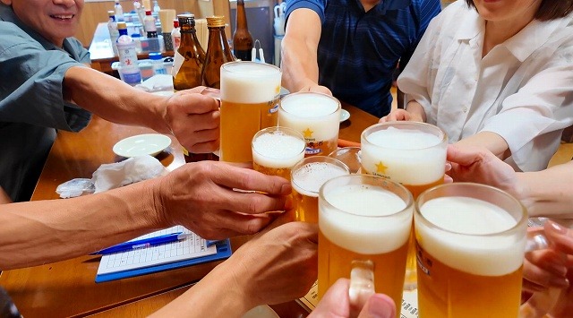 テーブルを囲む8名のグラスが中央に集まります。