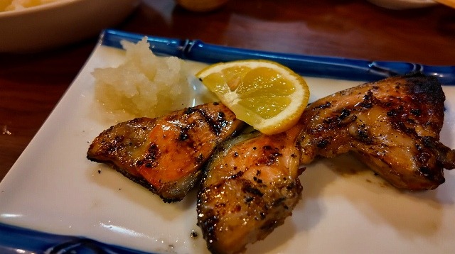 香ばしく焼いた魚に大根おろしを添えた一皿
