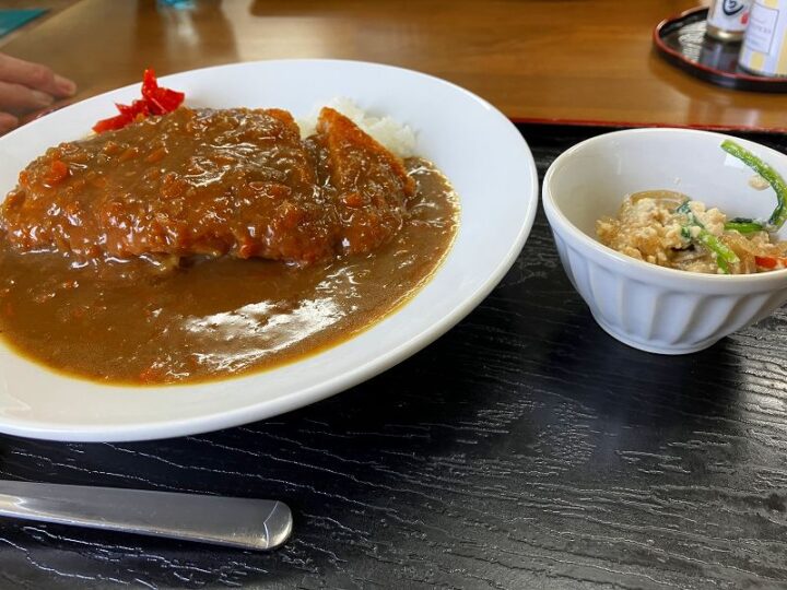 カツカレーとサービスの小鉢