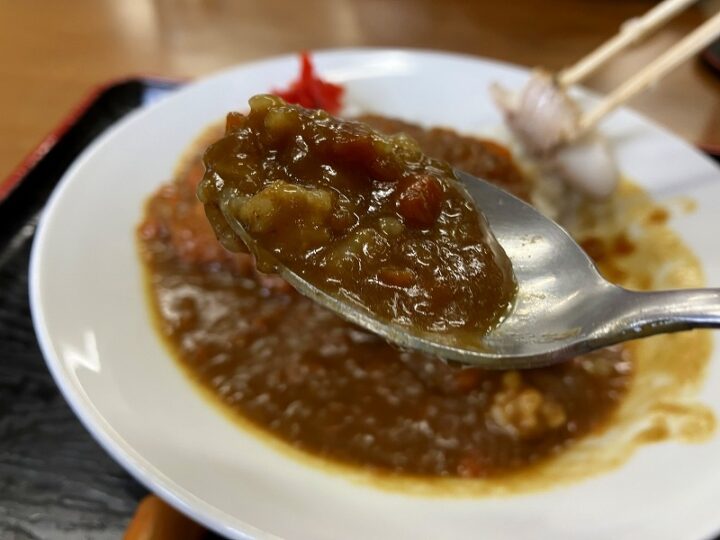 スプーンですくう甘めのキーマタイプカレー