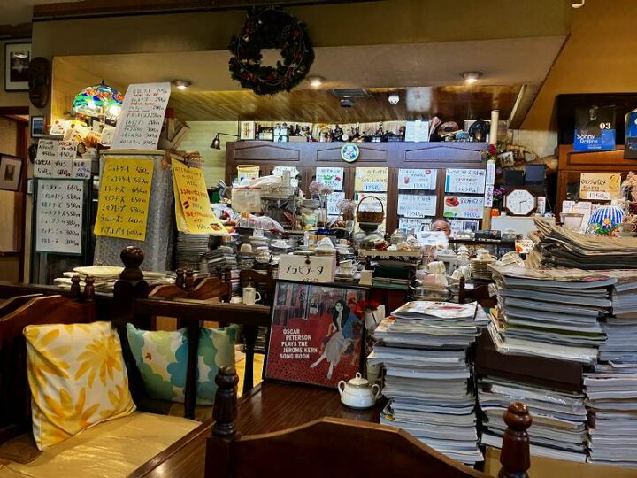 雑誌やレコードが並ぶガーランドの店内