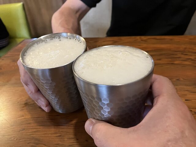 アサヒスーパードライと泡をたたえたビールのタンブラー