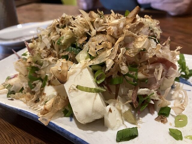 豆腐にかつお節と青ねぎとみょうがを盛った住よしの酒肴