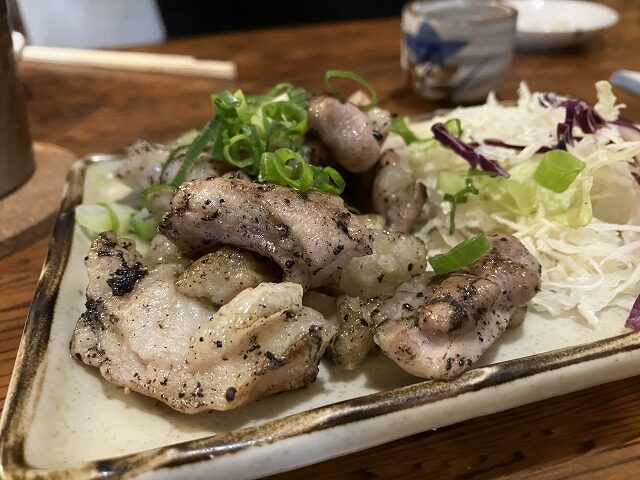 住よしの牛せんまい炙り焼きと千切りキャベツ