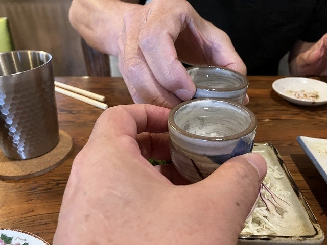 浜松の住よしで越の景虎をおちょこで乾杯する昼酒