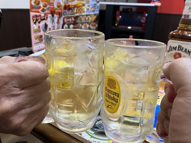 冷えたハイボールで乾杯する様子