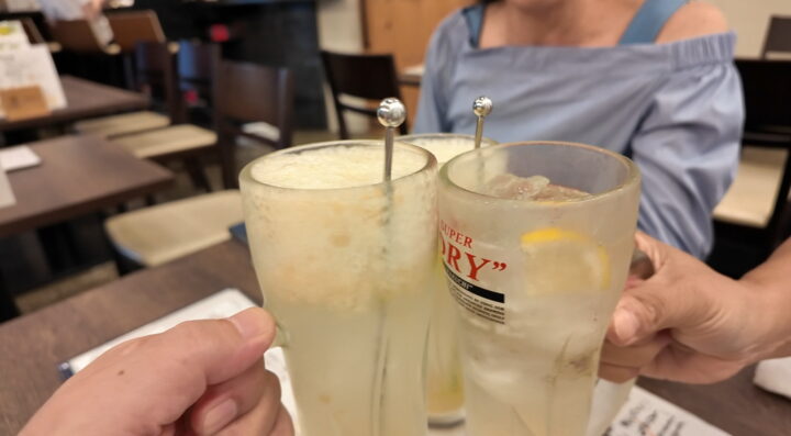 RiQレモンサワーで乾杯する様子