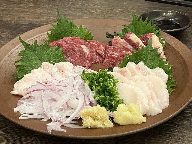 おいしい馬刺しと日本酒を楽しみたいならザザの和バルRiQ