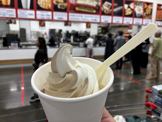 コストコ浜松倉庫 フードコートの北海道ソフトクリームとほうじ茶ソフトクリームのミックス
