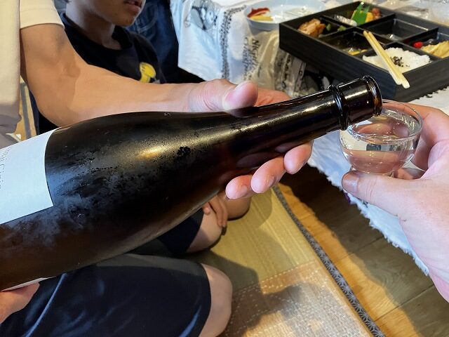初亀純米吟醸を注いで乾杯する様子