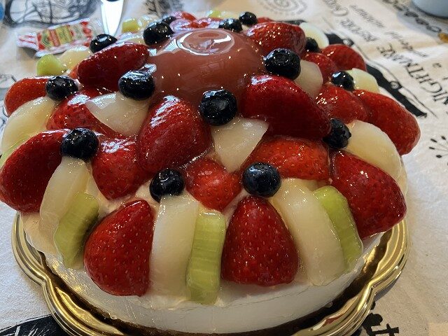 たくさんの果物が飾られた誕生日ケーキ