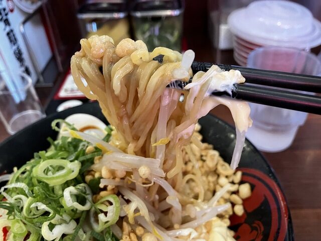 冷やし中華の麺を持ち上げた様子