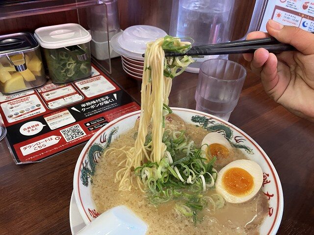 背脂醤油ラーメンの麺を持ち上げた様子