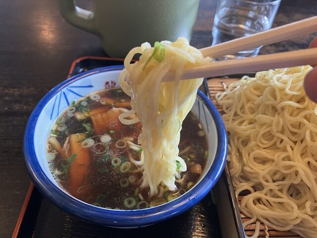 つけ汁に麺をくぐらせる様子