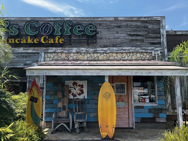 コナズ珈琲浜松店の南国風の外観