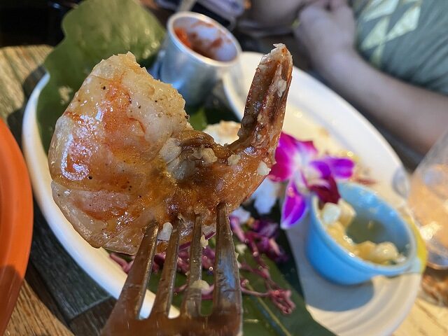 フォークで持ち上げたガーリックシュリンプ