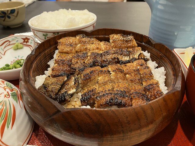 炭火鰻と特選和牛ふじさん浜松原島店で先輩と特上櫃まぶし