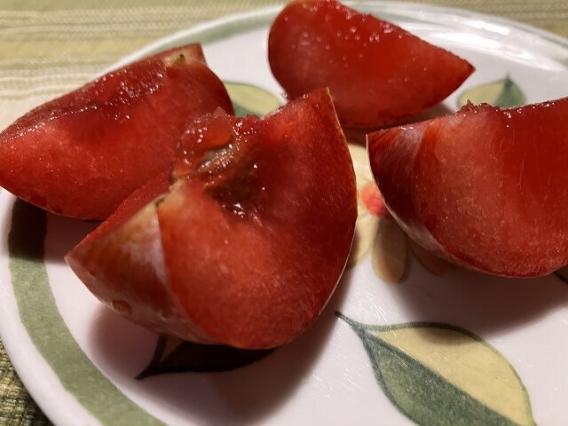 カットしたコストコのプラムの赤い果肉