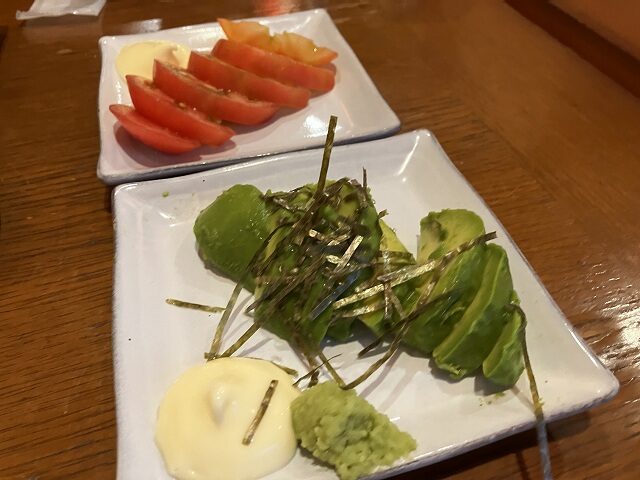 アボカド刺しとトマトの盛り合わせ