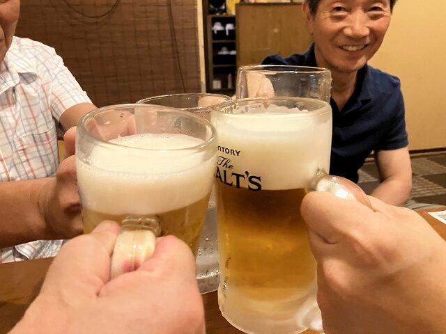 学生時代の友達と乾杯