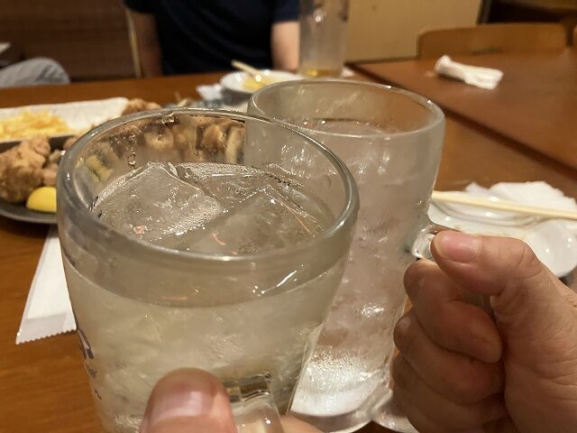 ハイボールで乾杯する様子