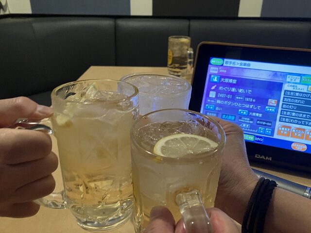 このメンバーでカラオケボックスはおそらく今回が初めて