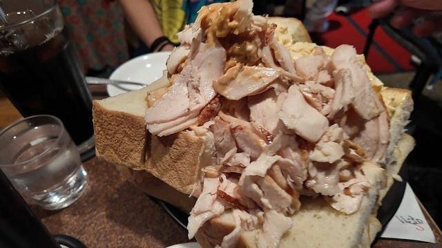 具材が山盛りのローストチキンサンド