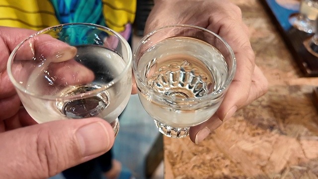 日本酒で乾杯する様子