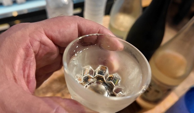 日本酒を手に味わう様子