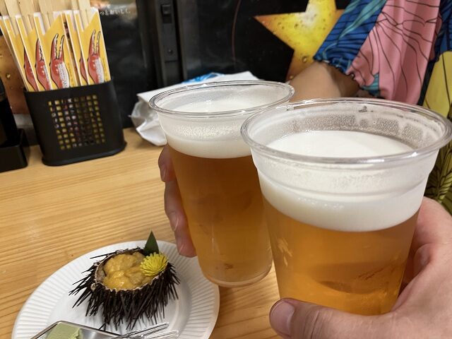 生ビールで乾杯する様子