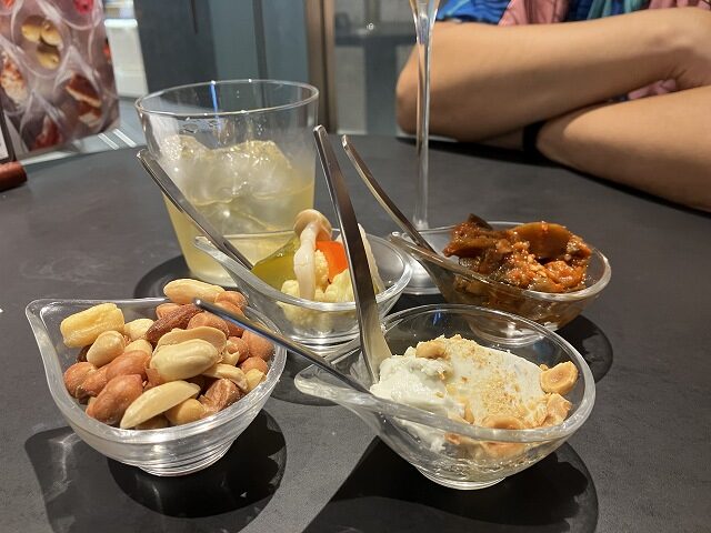 4種類の小鉢とドリンク