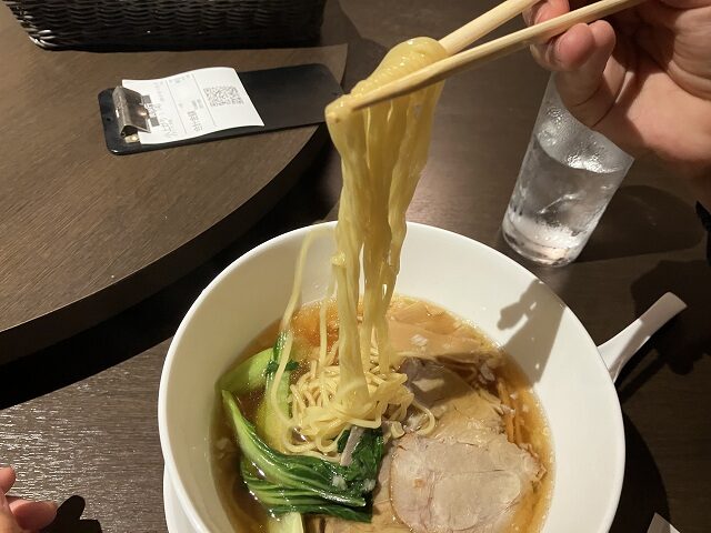 醤油ラーメンの麺を持ち上げた様子