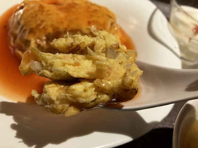 チーズ入りカニ玉をスプーンですくった様子