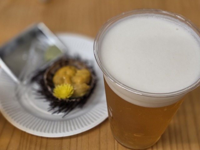 生ビールと殻付きうに