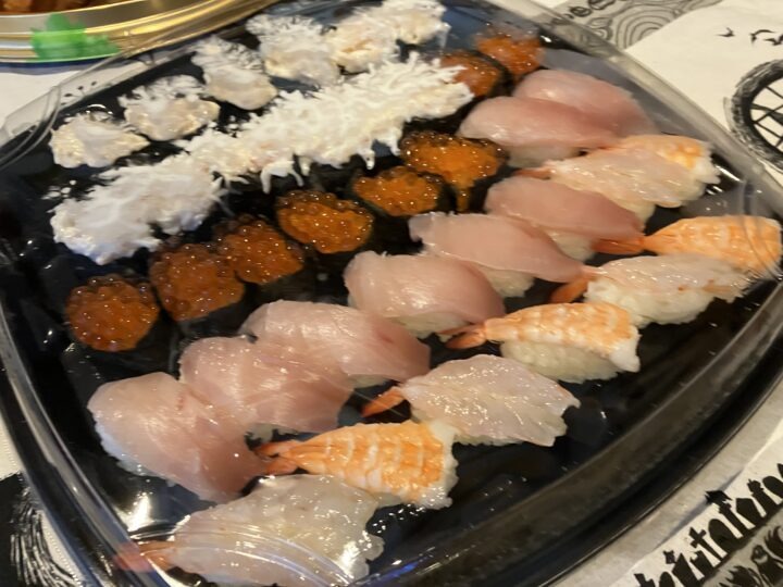 艶やかに輝くスシローの寿司桶。