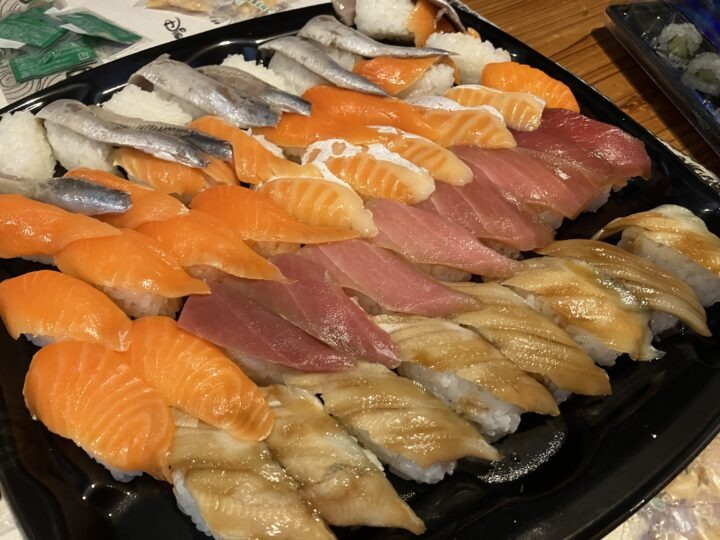 サーモンやマグロやアナゴがぎっしり並んだスシローのテイクアウト寿司盛り合わせ