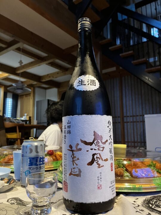 テーブルに置かれた鳳凰美田の純米大吟醸生酒の一升瓶