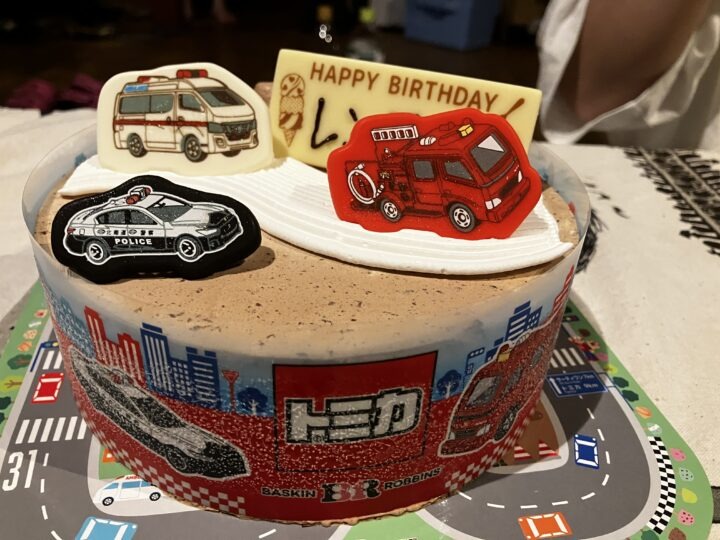 パトカーや消防車のチョコが乗ったサーティワンのトミカバースデーアイスケーキ
