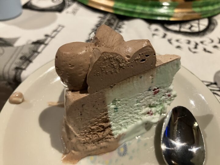 お皿に切り分けられたポッピングシャワーとチョコミントのアイスケーキ断面