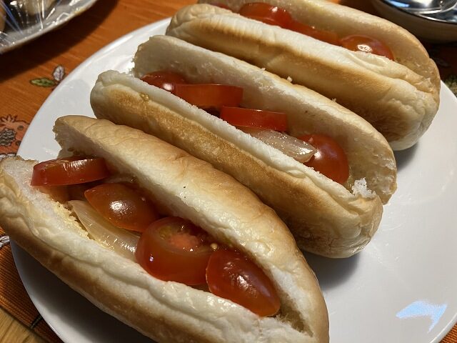 トマトのマリネをたっぷりはさんだ娘の手作りサンドイッチ