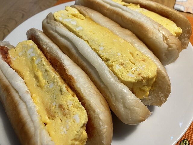 厚切りの玉子焼きをはさんだ娘の手作り玉子サンド