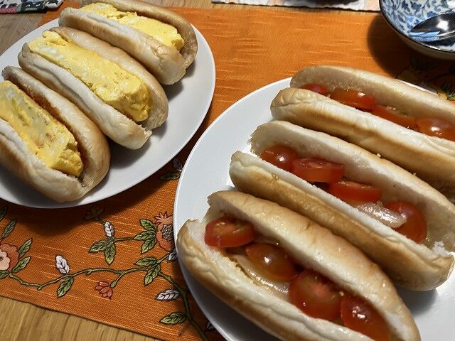 厚焼き玉子サンドとトマトマリネサンドが並ぶ昼食の食卓