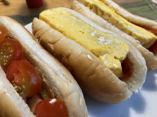 昼食は娘の手作り厚焼き玉子とトマトマリネのサンドイッチ
