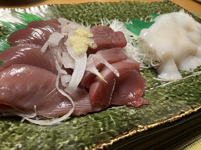 カツオとイカを盛り合わせた夏詣酒の晩酌用刺身