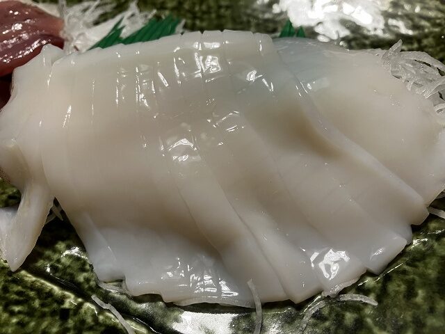 つややかで細かな切り込みが入ったイカの刺身