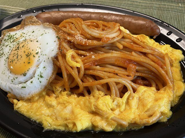 目玉焼きとソーセージを添えたなごやGOCHIめし鉄板風ナポリタン